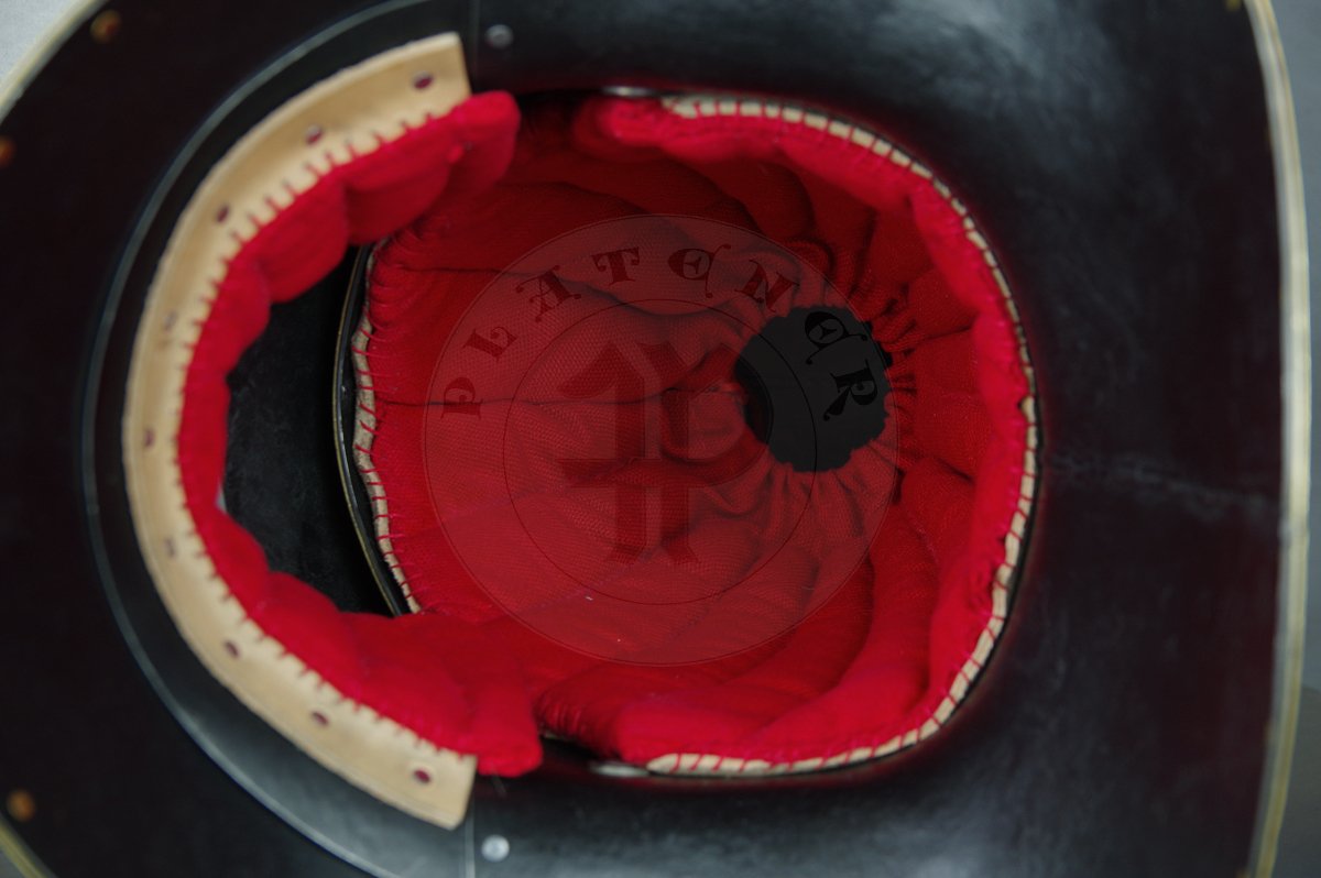 The great bascinet in English style for Agincourt battle period. Demi-greaves connected with greaves on rotary pin. Made of high quality mild steel of 2 mm and 1,5 mm thickness. Heat hardened and tempered up to 34 HRC. Brass bands decoration motive based on example visible on Henry V tournament helm. Brow plate and vervelles cover is interpretation based on few effigies from this period. Weight 6 kg./ Wielki bascinet w stylu angielskim na okres bitwy pod Agincourt. Wykonany z wysokiej jakoci stali niskowglowej o gruboci 2 mm i 1,5 mm. Hartowany i odpuszczany do 34 HRC. Mosine listwy dekoracyjne z motywem wzorowanym na hemie turniejowym Henryka V. Pozostae dekoracje s interpretacj wzorowan na kilku nagrobkach z epoki. Waga 6 kg.